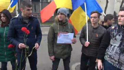 Un grup de unionisti a mers la Presedintie cu un nou cadou pentru Dodon: "Ii oferim aceasta diploma cu titlul \'Unionistul anului\', Suntem siguri ca va deveni si unionist daca va primi un ordin in acest sens" - FOTO