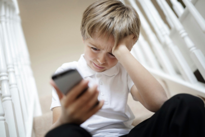 Un copil de 6 ani, care a primit cadou un telefon, a alertat politia de 19 ori intr-o zi