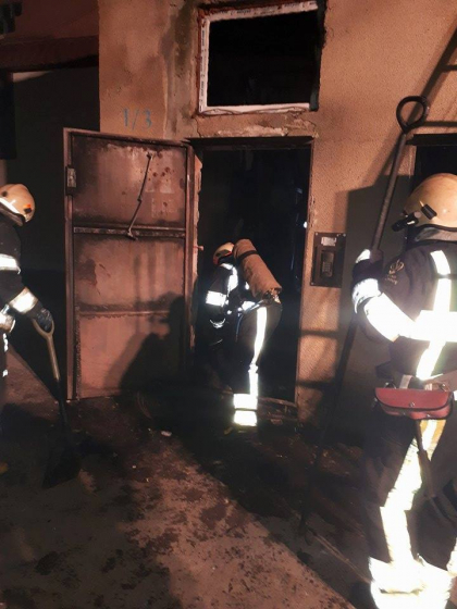 Parterul unui bloc de locuit din sectorul Rascani, cuprins de flacari: mai multe persoane, printre care 6 copii si o femeie insarcinata, evacuate. Cum s-a intamplat totul - FOTO si VIDEO