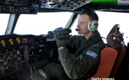 "Mi-ar placea o informare cu el." Pilotul care a luat mintile fetelor, dupa un interviu despre cautarile avionului din Malaezia "Mi-ar placea o informare cu el." Pilotul care a luat mintile fetelor, dupa un interviu despre cautarile avionului din Malaezia
