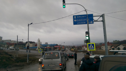 Intre Durlesti si Dumbrava a fost instalat un semafor. Soferii au pareri impartite: "Era mai bine daca amenajau un sens giratoriu, ca in UE", "E mai usor de circulat". Cum arata acesta - GALERIE FOTO Intre Durlesti si Dumbrava a fost instalat un semafor. Soferii au pareri impartite: "Era mai bine daca amenajau un sens giratoriu, ca in UE", "E mai usor de circulat". Cum arata acesta - GALERIE FOTO