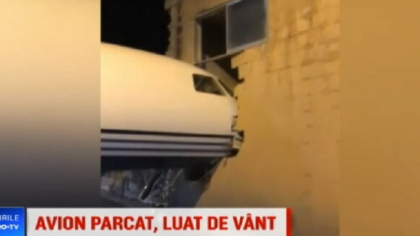 Din cauza vantului puternic din Malta, botul unui avion a intrat intr-o cladire - FOTO Din cauza vantului puternic din Malta, botul unui avion a intrat intr-o cladire - FOTO