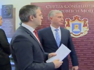 CC va examina saptamana viitoare sesizarea depusa de catre un grup de deputati privind refuzul repetat al lui Dodon de a semna decretele de numire in functie a noilor ministri CC va examina saptamana viitoare sesizarea depusa de catre un grup de deputati privind refuzul repetat al lui Dodon de a semna decretele de numire in functie a noilor ministri