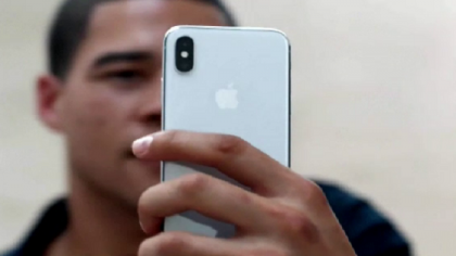 Scandalul telefoanelor "Ã®ncetinite" de Apple. Gigantul risca paguba de 999 miliarde de dolari