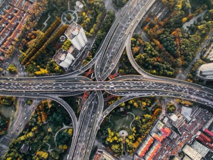 In lupta cu poluarea si incalzirea globala, unele orase interzic circulatia masinilor. Cum sunt incurajati rezidentii sa mearga pe jos sau cu bicicleta In lupta cu poluarea si incalzirea globala, unele orase interzic circulatia masinilor. Cum sunt incurajati rezidentii sa mearga pe jos sau cu bicicleta
