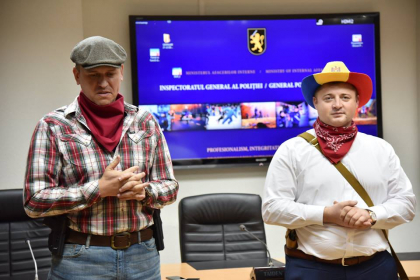 "Din culisele politiei": seful IGP Alexandru Pinzari si adjunctul sau Gheorghe Cavcaliuc - imbracati in cowboy. Cum s-au deghizat oamenii legii la sedinta de sfarsit de an - GALERIE FOTO
