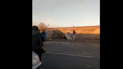 O familie a ajuns la spital, dupa ce masina lor a derapat si a cazut intr-un sant in apropiere de localitatea Zagarancea, Ungheni - VIDEO O familie a ajuns la spital, dupa ce masina lor a derapat si a cazut intr-un sant in apropiere de localitatea Zagarancea, Ungheni - VIDEO