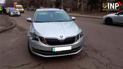 Un vitezoman din capitala a pus pe jar oamenii legii! A intrat pe trotuar, a fost surprins de politie, a refuzat sa opreasca si a intrat intr-un automobil. Avea instalat ilegal pe masina un girofar - FOTO
