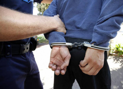 Au mers la rudele unei barbat cercetat pentru trafic de heroina, le-au zis ca sunt de la FSB si le-au cerut 20 de mii de euro pentru ca sa-l scape de puscarie. Trei persoane, retinute de CNA Au mers la rudele unei barbat cercetat pentru trafic de heroina, le-au zis ca sunt de la FSB si le-au cerut 20 de mii de euro pentru ca sa-l scape de puscarie. Trei persoane, retinute de CNA