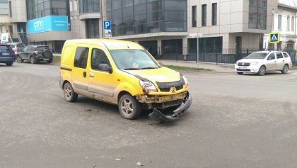 Doua masini au fost avariate, dupa ce s-au ciocnit violent pe o strada din capitala - GALERIE FOTO