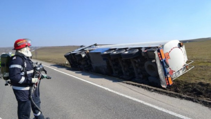 O cisterna cu 30 de tone de motorina s-a inversat in apropierea orasului Vulcanesti - FOTO O cisterna cu 30 de tone de motorina s-a inversat in apropierea orasului Vulcanesti - FOTO