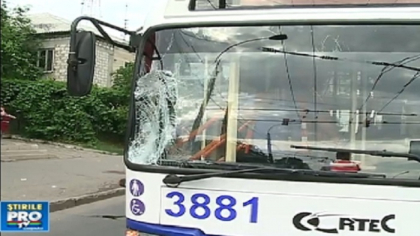 Un barbat s-a stins, dupa ce a fost lovit in plin de un troleibuz in timp ce traversa neregulamentar o strada din capitala Un barbat s-a stins, dupa ce a fost lovit in plin de un troleibuz in timp ce traversa neregulamentar o strada din capitala