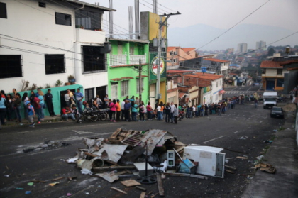 Gravida impuscata mortal de un soldat, in timp ce statea la coada sa cumpere mancare, in Venezuela - FOTO Gravida impuscata mortal de un soldat, in timp ce statea la coada sa cumpere mancare, in Venezuela - FOTO
