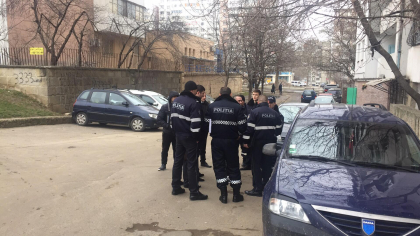 Descoperire socanta in capitala. Politistii au gasit, intr-un apartament de la Botanica, o persoana moarta, iar alta grav ranita. Ambele au fost impuscate. Doi indivizi, retinuti - GALERIE FOTO Descoperire socanta in capitala. Politistii au gasit, intr-un apartament de la Botanica, o persoana moarta, iar alta grav ranita. Ambele au fost impuscate. Doi indivizi, retinuti - GALERIE FOTO