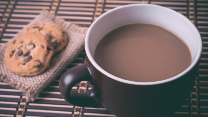 Laptele si cafeaua sunt "hoti de calciu" ! Acestea sunt cele 9 alimente care iti scot calciul din oase