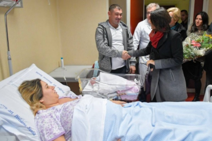 Primul copil nascut, in 2018, in capitala Italiei este... moldovean. Primarita Romei a mers la spital si i-a felicitat pe proaspetii parinti moldoveni: "I-am urat bun venit Biancai" - VIDEO