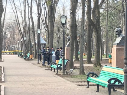 Alerta in parcul central Stefan cel Mare. Politistii si genistii au incercuit intreaga zona. Autoritatile au vazut o informatie pe internet si au mers imediat la fata locului pentru a vedea daca este adevarata. Ce au gasit acolo - GALERIE FOTO