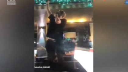 Tanarul, care in timpul unei petreceri intr-un local din capitala, care apartine mamei sale, si-a scos arma din buzunar si a tras de cateva ori in aer, s-a ales doar cu o amenda. Motivul pentru care dosarul deschis pe numele sau a fost clasat
