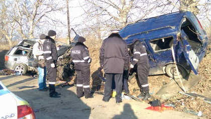 Cinci persoane, printre care si un copil, au murit, iar altele doua sunt in stare extrem de grava dupa ce masinile in care se aflau s-au ciocnit violent in apropiere de Anenii Noi. Politie, salvatori si ambulante - la fata locului - FOTO