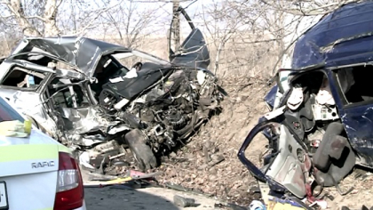 Cele doua tinere, care au supravietuit impactului violent de langa Anenii Noi, se afla, in continuare, in stare grava. Femeia care si-a pierdut sotul si fiica, in urma accidentului, a fost conectata la respiratie articficiala Cele doua tinere, care au supravietuit impactului violent de langa Anenii Noi, se afla, in continuare, in stare grava. Femeia care si-a pierdut sotul si fiica, in urma accidentului, a fost conectata la respiratie articficiala