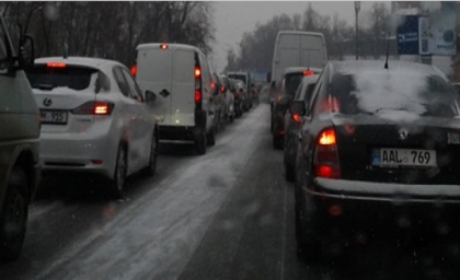 Ninsoarea da peste cap traficul din capitala. Pe mai multe strazi masinile circula bara la bara, iar soferii cu greu fac fata poleiului de pe carosabil: 23 de accidente, in primele ore ale diminetii - FOTO