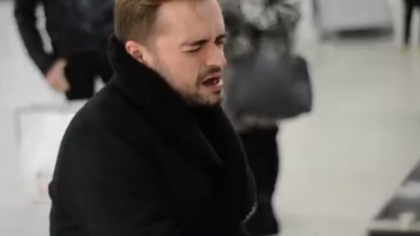 A uimit toti calatorii dintr-o statie de metrou din Londra. Catalin Josan a cantat la un pian aflat acolo, dar si cu vocea, o piesa, pentru a-i aduce un omagiu lui Eminescu, la 168 de ani de ani de la nasterea poetului - VIDEO A uimit toti calatorii dintr-o statie de metrou din Londra. Catalin Josan a cantat la un pian aflat acolo, dar si cu vocea, o piesa, pentru a-i aduce un omagiu lui Eminescu, la 168 de ani de ani de la nasterea poetului - VIDEO