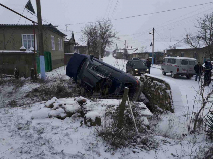 Accident grav la Taraclia: un barbat si-a pierdut viata, dupa ce masina pe care o conducea a derapat de pe sosea si s-a inversat - FOTO