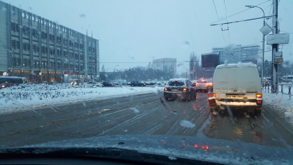 Ninge abundent. Cum se circula in aceste momente pe strazile din capitala - GALERIE FOTO