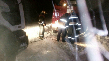 Trei celule de criza au fost create in tara: noaptea trecuta 4 masini si un camion ce transporta combustibil au ramas blocate, pe sosea, din cauza ninsorii. Interventia IGSU - VIDEO