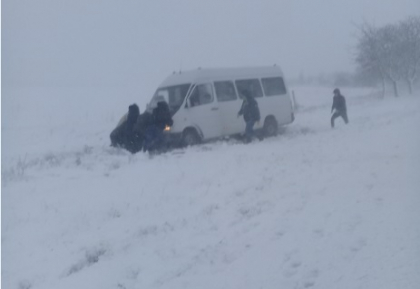 Un microbuz care a pornit de la Huluboaia si urma sa ajunga la Chisinau a derapat pe soseaua Hancesti - Leova: pasagerii au iesit sa impinga vehiculul pentru a-l porni din loc - GALERIE FOTO