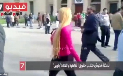 Ce se intampla cand o blonda apare in campusul studentesc din Cairo? Imaginile, preluate de toate publicatiile online Ce se intampla cand o blonda apare in campusul studentesc din Cairo? Imaginile, preluate de toate publicatiile online