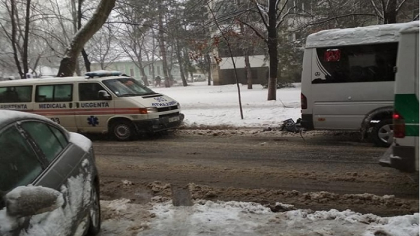 O fetita a ajuns la spital dupa ce microbuzul de ruta in care se afla s-a ciocnit cu un Nissan, intr-o intersectie din capitala - GALERIE FOTO