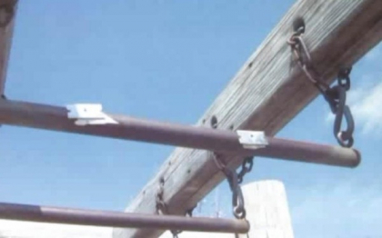 Lame de ras lipite de echipamentul de joaca. Descoperirea facuta de politie intr-un parc pentru copii, din America Lame de ras lipite de echipamentul de joaca. Descoperirea facuta de politie intr-un parc pentru copii, din America