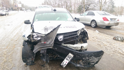 Accident grav in capitala. Un barbat a fost transportat la Urgenta dupa ce masina in care se afla s-a ciocnit violent cu un alt automobil. Cine se afla in cealalta masina - GALERIE FOTO