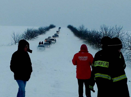 Zeci de oameni, printre care si copii au stat ore in sir in frig, dupa ce autobuzele in care se aflau au ramas blocate in nameti: se intorceau de la scoala - FOTO si VIDEO Zeci de oameni, printre care si copii au stat ore in sir in frig, dupa ce autobuzele in care se aflau au ramas blocate in nameti: se intorceau de la scoala - FOTO si VIDEO