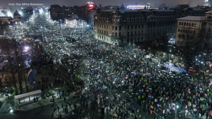 Filmul protestului cu 50.000 de oameni din Bucuresti. Piata Constitutiei s-a transformat intr-o mare de lumini