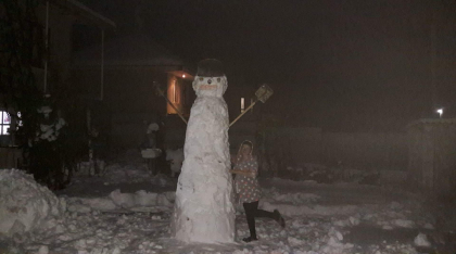 A inceput "competitia" oamenilor de zapada. Intr-o curte din Calarasi  a fost inaltat un colos de 3,5 metri inaltime - FOTO