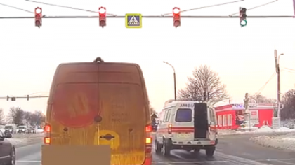 Politia cauta un sofer care a fost surprins in timp ce transporta un brad intr-o ambulanta si trece la culoarea rosie a semaforului, chiar daca gerofarul nu era conectat - VIDEO Politia cauta un sofer care a fost surprins in timp ce transporta un brad intr-o ambulanta si trece la culoarea rosie a semaforului, chiar daca gerofarul nu era conectat - VIDEO