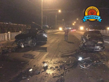 Doua masini au fost facute praf, dupa ce s-au ciocnit violent pe o strada din capitala - GALERIE FOTO Doua masini au fost facute praf, dupa ce s-au ciocnit violent pe o strada din capitala - GALERIE FOTO