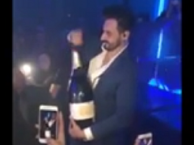 Reactia de disperare a acestui tanar dupa ce scapa din mana sampania de 30.000 € - VIDEO Reactia de disperare a acestui tanar dupa ce scapa din mana sampania de 30.000 € - VIDEO