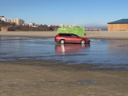 Cum a reusit o soferita din Constanta sa ramana blocata in gheata de pe plaja. S-a ales cu o amenda de peste 4 mii de euro - VIDEO Cum a reusit o soferita din Constanta sa ramana blocata in gheata de pe plaja. S-a ales cu o amenda de peste 4 mii de euro - VIDEO