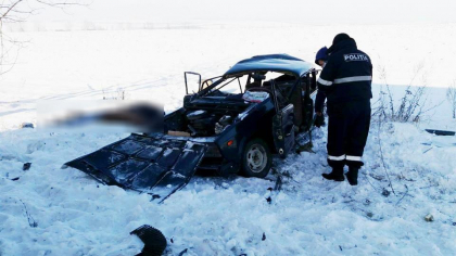 Pompierii au intervenit pentru descarcerarea celor patru angajati ai Postei Moldovei, care s-au stins dupa ce automobilul in care se aflau s-a izbit de un camion - GALERIE FOTO