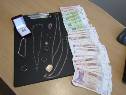 Au jefuit o locuinta, iar din banii furati si-au cumparat un BMW. Este isprava a trei barbati din Ocnita si Floresti, care, insa, nu se vor plimba cu autoturismul de bani gata, pentru ca au ajuns pe mana politiei Au jefuit o locuinta, iar din banii furati si-au cumparat un BMW. Este isprava a trei barbati din Ocnita si Floresti, care, insa, nu se vor plimba cu autoturismul de bani gata, pentru ca au ajuns pe mana politiei