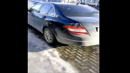 Pietonii trebuie sa mearga pe gheata, deoarece mai multi soferi si-au parcat masinile exact pe portiunea de trotuar curatata. Se intampla pe bulevardul Constantin Negruzzi din capitala - VIDEO Pietonii trebuie sa mearga pe gheata, deoarece mai multi soferi si-au parcat masinile exact pe portiunea de trotuar curatata. Se intampla pe bulevardul Constantin Negruzzi din capitala - VIDEO