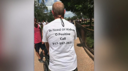 Un american, tatal a cinci copii, a primit un transplat de rinichi gratie unui tricou Un american, tatal a cinci copii, a primit un transplat de rinichi gratie unui tricou