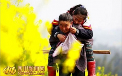Gest induiosator in China. O femeie isi duce nepoata, care e bolnava, la scoala in fiecare zi carand-o in spate. FOTO Gest induiosator in China. O femeie isi duce nepoata, care e bolnava, la scoala in fiecare zi carand-o in spate. FOTO