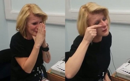 "Sunt in soc!" Reactia emotionanta a unei femei care a auzit pentru prima data la 40 de ani "Sunt in soc!" Reactia emotionanta a unei femei care a auzit pentru prima data la 40 de ani
