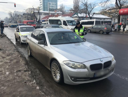 L-a amenintat cu pistolul in plina strada. Un barbat care conducea un BMW s-a oprit in trafic si s-a luat la cearta cu un alt sofer - FOTO