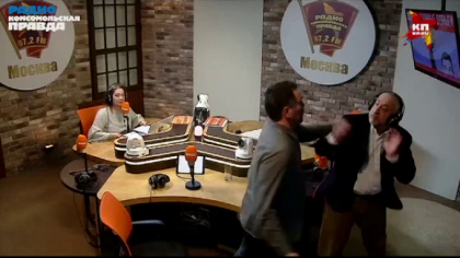 Doi jurnalisti s-au batut in studioul unui post de radio din Moscova Doi jurnalisti s-au batut in studioul unui post de radio din Moscova