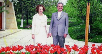 Costumul lui Nicolae Ceausescu si o tinuta a sotiei sale, Elena, vandute la licitatie. Pretul oferit pentru acestea